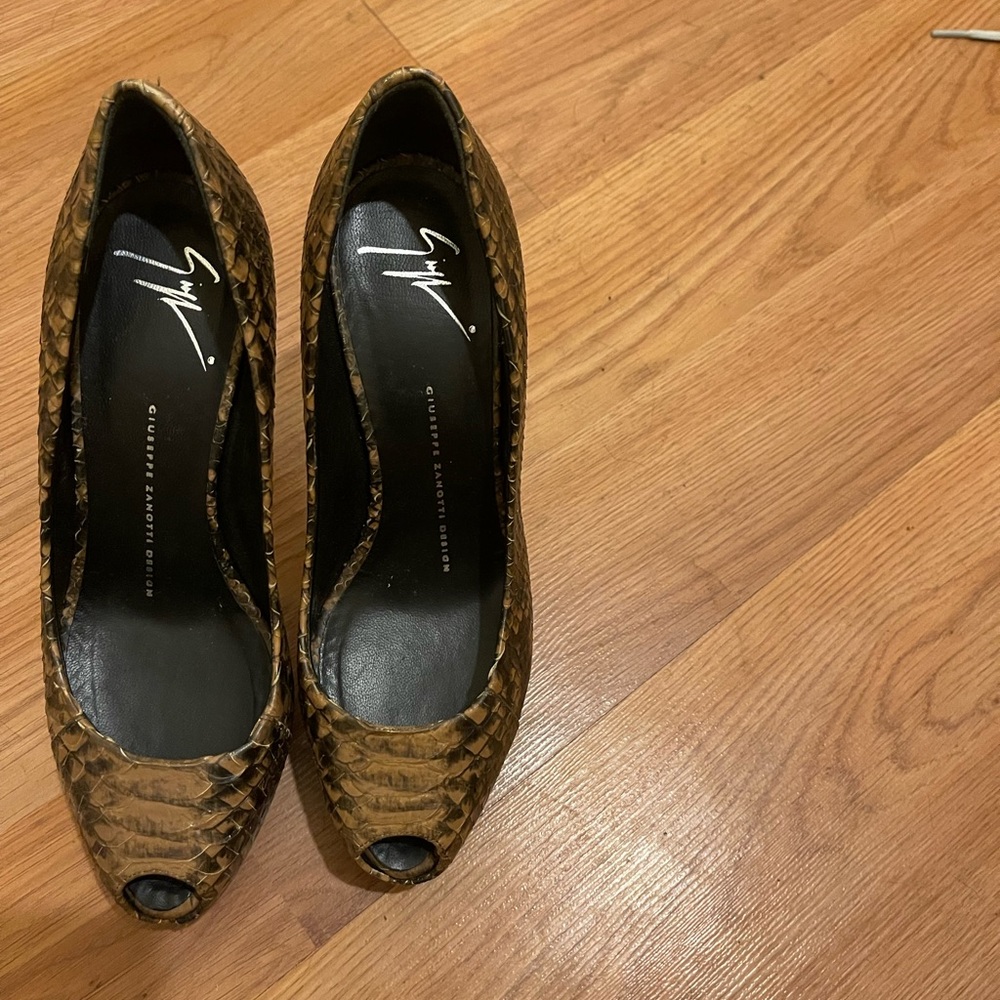 Giuseppe Zanotti , size 8  , Pepped  toe snake skin pumps